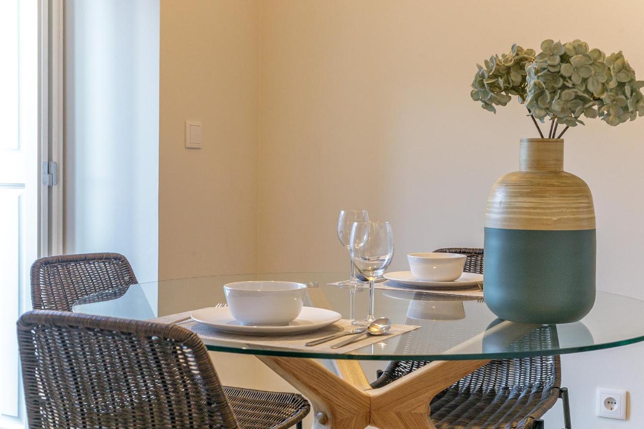 Lovelystay - Downtown Studio With Pool, Ac And Balcony ポルト エクステリア 写真