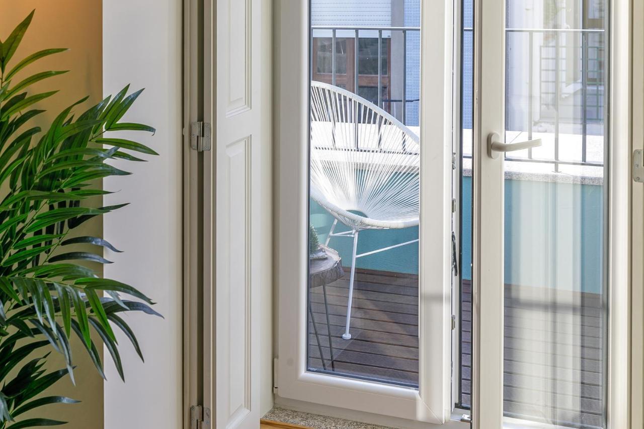 Lovelystay - Downtown Studio With Pool, Ac And Balcony ポルト エクステリア 写真