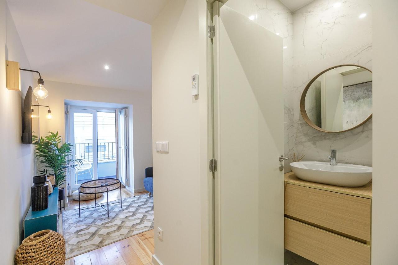 Lovelystay - Downtown Studio With Pool, Ac And Balcony ポルト エクステリア 写真