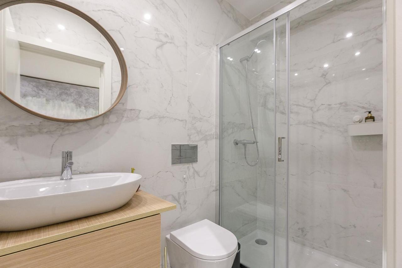 Lovelystay - Downtown Studio With Pool, Ac And Balcony ポルト エクステリア 写真